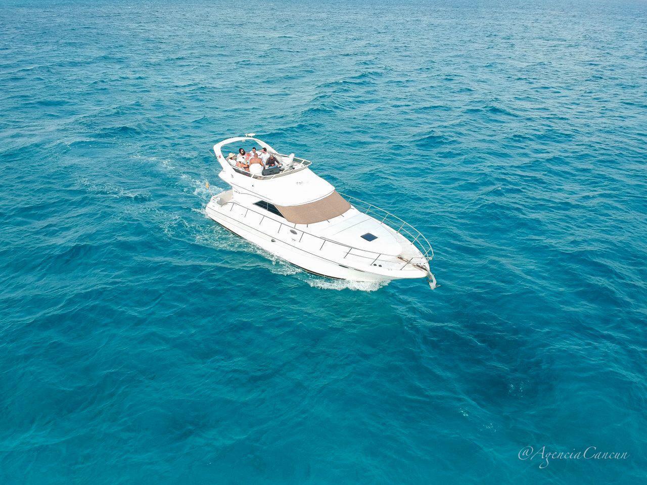 Alquiler de Yates en Cancún – Experiencia Premium en el Mar Caribe